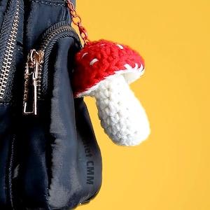 Gehaakte paddenstoel sleutelhanger. Gehaakte paddenstoel voor tassen of rugzakken. Handleiding voor het haken van een paddenstoel sleutelhanger in PDF-formaat.