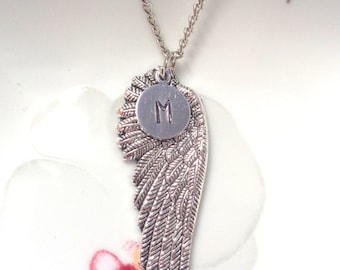 Collar de alas de ángel personalizado: colgante con inicial, regalo conmemorativo