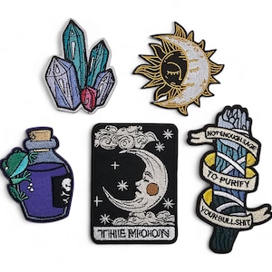 Gestickter Aufnäher, Aufnäher, Aufbügeln, Kleber, Bastelbedarf, Stickerei, Kristall, Cluster, Mond, Sonne, Gift, Frosch, Tarot, Der Mond, Sage, Potion, Wolke