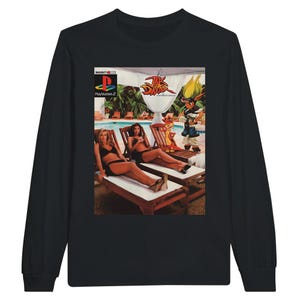 Puede incluir: Camiseta negra de manga larga con un estampado gráfico del videojuego "Jak and Daxter: The Lost Frontier" para Playstation 2. El gráfico presenta a los personajes Jak y Daxter, junto con dos mujeres en bikini relajándose junto a una piscina.