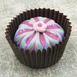 15-051SR Collectible Art Glass Chocolate by Hulet Glass features a strawberry pink glass aster with raspberry, blue and green colors