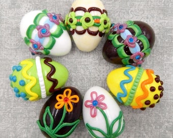 Huevo de Pascua de chocolate coleccionable de vidrio artístico con decoraciones coloridas de líneas y puntos.