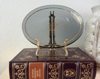 Vintage-Ablageschale aus Rauchglas der Chartered Bank: Münzschale aus gebogenem Glas im Mid-Century-Stil
