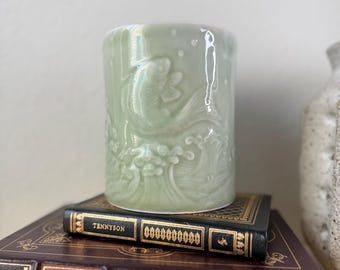 Vintage celadon penseelhouder in de vorm van een koivis: reliëf met golven en karpers, chinoiserie decoratie.
