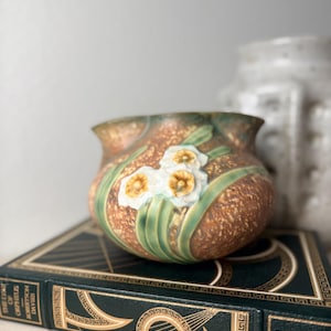 Roseville Pottery Jonquil Crocus Pot Vase: 1930s American Vintage Studio Pottery