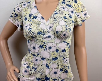 Vintage 70s Floral V-Neck Top – Est Sz Small, Tie Back, Flawed