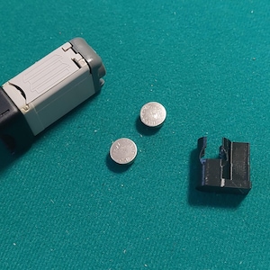 Puede incluir: Un juego de tres tazas de cerámica con un acabado moteado y mate. Las tazas son en tonos crema, gris claro y gris oscuro. Cada taza tiene un diseño simple y minimalista, ideal para café o té.