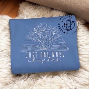 Besticktes Buch-Sweatshirt: 'Just One More Letter' mit Rundhalsausschnitt