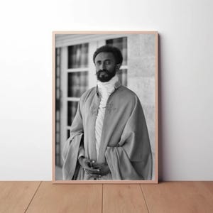 Puede incluir: Fotograf&iacute;a en blanco y negro de un retrato de un hombre con una larga t&uacute;nica fluida con cuello alto. Tiene barba y bigote y mira directamente a la c&aacute;mara.