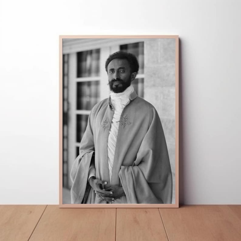 Puede incluir: Fotograf&iacute;a en blanco y negro de un retrato de un hombre con una larga t&uacute;nica fluida con cuello alto. Tiene barba y bigote y mira directamente a la c&aacute;mara.