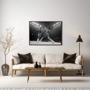 Puede incluir: Fotograf&iacute;a en blanco y negro de dos boxeadores en un ring de boxeo. Los boxeadores est&aacute;n en medio de una pelea, con un boxeador lanzando un pu&ntilde;etazo y el otro boxeador bloqueando el pu&ntilde;etazo. La fotograf&iacute;a est&aacute; tomada desde un &aacute;ngulo alto, y se puede ver la multitud en el fondo.