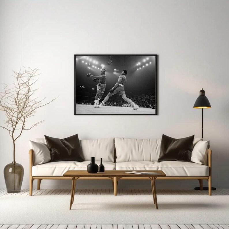 Puede incluir: Fotograf&iacute;a en blanco y negro de dos boxeadores en un ring de boxeo. Los boxeadores est&aacute;n en medio de una pelea, con un boxeador lanzando un pu&ntilde;etazo y el otro boxeador bloqueando el pu&ntilde;etazo. La fotograf&iacute;a est&aacute; tomada desde un &aacute;ngulo alto, y se puede ver la multitud en el fondo.