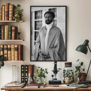 Puede incluir: Fotograf&iacute;a en blanco y negro de un hombre con una larga t&uacute;nica y un cuello blanco. El hombre tiene barba y bigote y mira directamente a la c&aacute;mara.