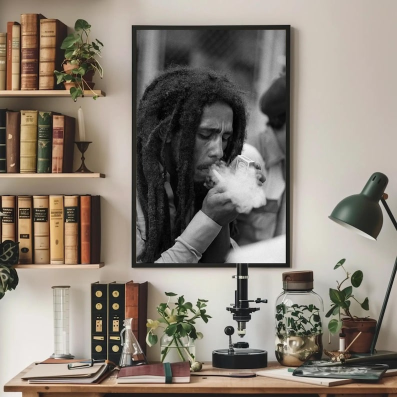 Pu&ograve; includere: Fotografia in bianco e nero di un uomo con lunghi dreadlocks che fuma una sigaretta. L'uomo indossa una camicia bianca e ha un'espressione seria sul viso.
