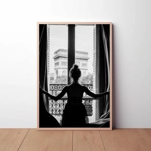 Chica mujer en ventana París Francia impresiones de carteles, arte de pared de chica adolescente feminista decoración retro vintage en blanco y negro, decoración atemporal del hogar