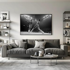 Puede incluir: Fotograf&iacute;a en blanco y negro de dos boxeadores en un ring de boxeo. Los boxeadores est&aacute;n en medio de una pelea, con un boxeador lanzando un pu&ntilde;etazo y el otro boxeador bloque&aacute;ndolo. La fotograf&iacute;a est&aacute; tomada desde un &aacute;ngulo bajo, lo que le da al espectador una buena vista de la acci&oacute;n.