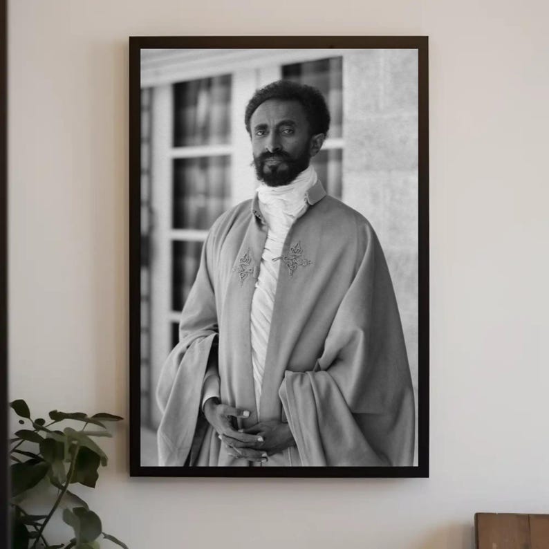 Puede incluir: Fotograf&iacute;a en blanco y negro de un retrato de un hombre con una larga t&uacute;nica, un cuello blanco y barba. El hombre mira directamente a la c&aacute;mara.