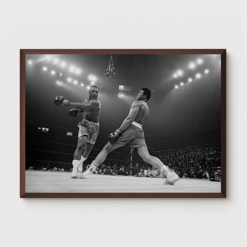 Puede incluir: Fotograf&iacute;a en blanco y negro de dos boxeadores en un ring de boxeo. El boxeador de la izquierda est&aacute; lanzando un pu&ntilde;etazo, mientras que el boxeador de la derecha est&aacute; bloqueando el pu&ntilde;etazo. La multitud es visible en el fondo.