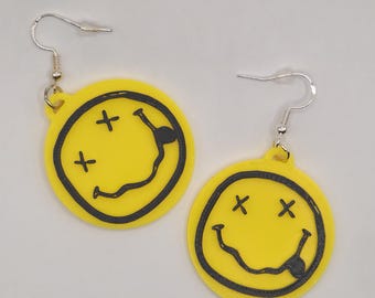 Brincos de holograma Nirvana com logotipo de rosto sorridente impresso em 3D e hipoalergênicos