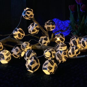 Luci a corda – Lanterne di carta di gelso/Luci fatate per camera da letto/Decorazione per la casa/Luci da parete per soggiorno – versione in bianco e nero