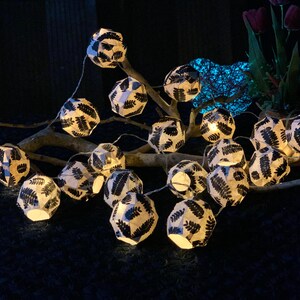 Luci a corda – Lanterne di carta di gelso/Luci fatate per camera da letto/Decorazione per la casa/Luci da parete per soggiorno – versione in bianco e nero