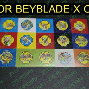 Può includere: Una collezione di colorati pezzi del gioco Beyblade X CX. Ogni quadrato presenta un diverso design di personaggio in una cornice circolare. Il testo "FOR BEYBLADE X CX" è in alto.