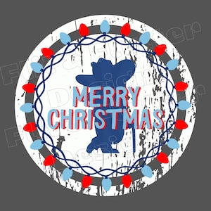 Puede incluir: Un círculo blanco con un borde azul y rojo, que presenta una silueta de una persona con un sombrero de vaquero y el texto "Merry Christmas" en letras azules. El círculo está rodeado por una cadena de luces navideñas azules y rojas.