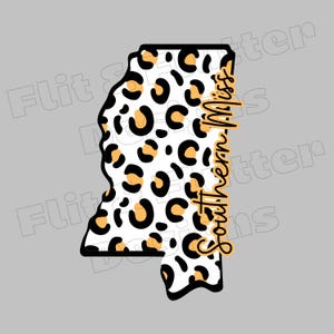 Könnte beinhalten: Grafik des Bundesstaates Mississippi in einem Leopardenmuster mit schwarzen und orangefarbenen Flecken auf weißem Hintergrund. Die Worte "Southern Miss" sind vertikal in orangefarbener Schrift auf der rechten Seite der Umrisse des Staates geschrieben.