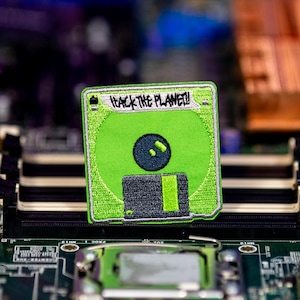 Naszywka z haftem „Hack the Planet”: cyberpunkowa kultura hakerska lat 90.