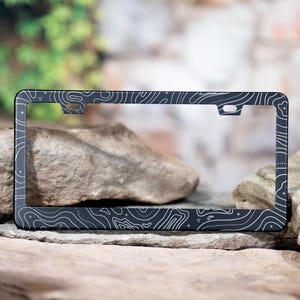 Marco de matrícula metálico grabado con motivos topográficos / topográficos / de exploración / urbex / de descubrimiento / EDC