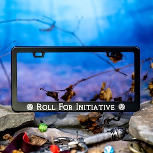 Marco de matrícula de metal grabado con láser inspirado en D20 para juegos de mesa.