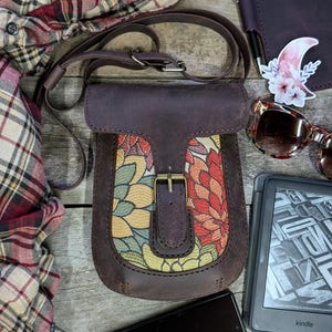 Bolso bandolera de cuero hecho a mano con incrustaciones de tela personalizadas: elegancia con costuras personalizadas