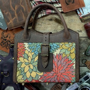 Cartera de cuero personalizada hecha a mano con incrustaciones de tela: elegancia personalizada con puntadas de silla de montar
