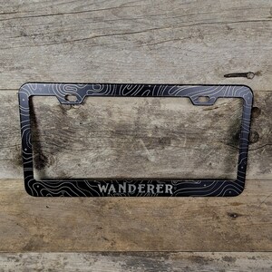 WANDERER Topographique | Topographie | Carte | Exploration | Urbex | Photographie | Découverte |  EDC - Cadre de plaque d'immatriculation en MÉTAL gravé