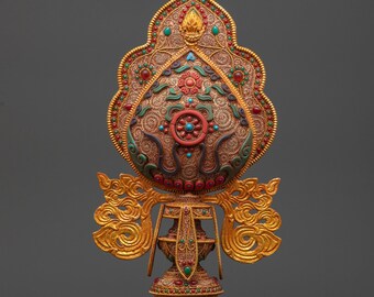 Rueda del Dharma con base de kalash / Artesanía budista del Himalaya en Nepal