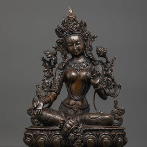 Statua di Tara verde ossidata / Divinità compassionevole per spazi spirituali