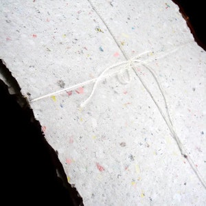 Handgeschöpftes Papier aus recycelter Junk Post - 10 Blatt à 21 cm x 28 cm