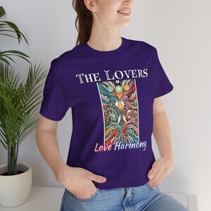 Tarotkaartshirt "The Lovers": een tarot-T-shirt dat liefde en harmonie vertegenwoordigt met een spiritueel wicca/paranormaal/helderziend thema