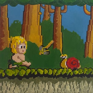 Puede incluir: Una pintura de estilo de dibujos animados de un personaje de pelo amarillo con un taparrabos verde de pie en una plataforma verde con un caracol amarillo y rojo en la plataforma a la derecha. El fondo es un bosque verde con árboles marrones.