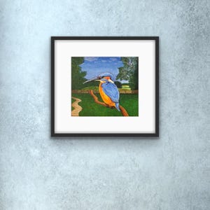 Puede incluir: Una pintura enmarcada de un martín pescador azul y naranja posado en una rama en un entorno de bosque verde. El pájaro está mirando hacia la izquierda y tiene un pico largo y puntiagudo.