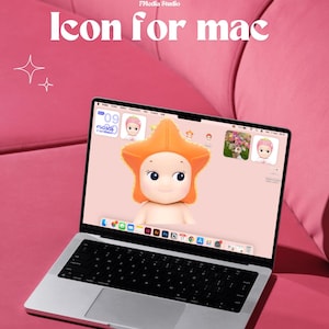 Może przedstawiać: Laptop z różowym tłem i ikoną Sonny Angel na ekranie. Laptop jest otoczony czterema figurkami Sonny Angel, z których każda ma inny kapelusz zwierzęcy: kaczka, słoń, kot i żaba.