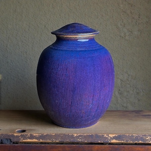 Urne funéraire faite main en grès violet minuit - Urne commémorative bleu violet de 250 pouces cubes - Urne en cendre de poterie artisanale