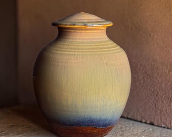 Urna funerária de porcelana Golden Dusk – 21,5 cm x 17,8 cm – Urna memorial feita à mão, 2.673 cm³, acabamento brilhante, tons de dourado quente e azul profundo.