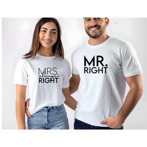 Könnte beinhalten: Ein Paar trägt passende weiße T-Shirts mit schwarzem Aufdruck. Auf einem steht "MRS. always RIGHT", auf dem anderen "MR. RIGHT". Beide Shirts sind kurzärmlig. Das Paar lächelt.
