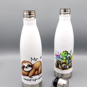 Könnte beinhalten: Zwei weiße Edelstahl-Wasserflaschen mit unterschiedlichen Designs. Eine Flasche zeigt ein Cartoon-Faultier mit dem Text "Mir is langweilig" und die andere Flasche zeigt ein Cartoon-Dinosaurier, das ein Quad fährt.