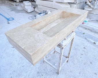 Grote wastafel van travertijn met verborgen afvoer