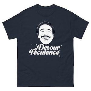 以下が含まれることがあります： 紺色のTシャツに、白で描かれた男性の顔のイラストと、レトロなフォントで書かれた「Devour Feculence」という文字がプリントされています。