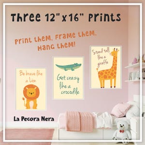 Könnte beinhalten: Drei gerahmte Drucke von 30,48 cm x 40,64 cm mit Tierillustrationen. Die Drucke zeigen einen Löwen, ein Krokodil und eine Giraffe mit inspirierenden Sätzen. Der Text "Print them, Frame them, Hang them!" steht über den Drucken. Der Markenname "La Pecora Nera" steht unten.