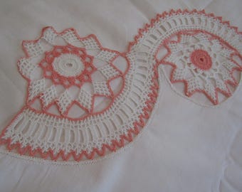Vintage plat laken voor een tweepersoonsbed met een 15 cm brede gehaakte kanten rand, ongebruikt.