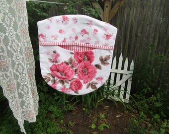 Wasknijperzak - hergebruikt vintage tafelkleed roze klaprozen en madeliefjes en houten hanger - opberger shabby boerderijhuisje